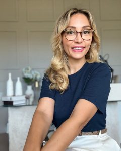 Who is Ayse Turken Sarica? 1 Portrait of Ayşe Türken Sarıca, NLP practitioner, hypnotherapist, and subconscious transformation guide.